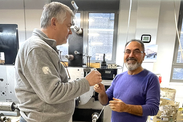 Adnan Musa erhaelt eine Gratifikation fuer 25 Jahre Betriebszugehoerigkeit Adnan Musa erhaelt eine Gratifikation fuer 25 Jahre Betriebszugehoerigkeit